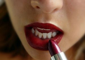 el carmin es un color muy utilizado en las barras de labios
