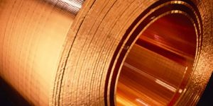 esta bobina de cobre, utilizada industrialmente, es un ejemplo de este color