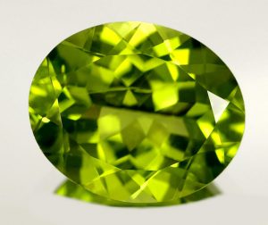 la piedra preciosa llamada peridoto da nombre a este color